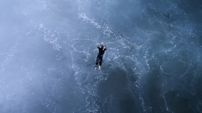 Бушующий океан, человек, фото - Новости Zakon.kz от 26.01.2026 05:59