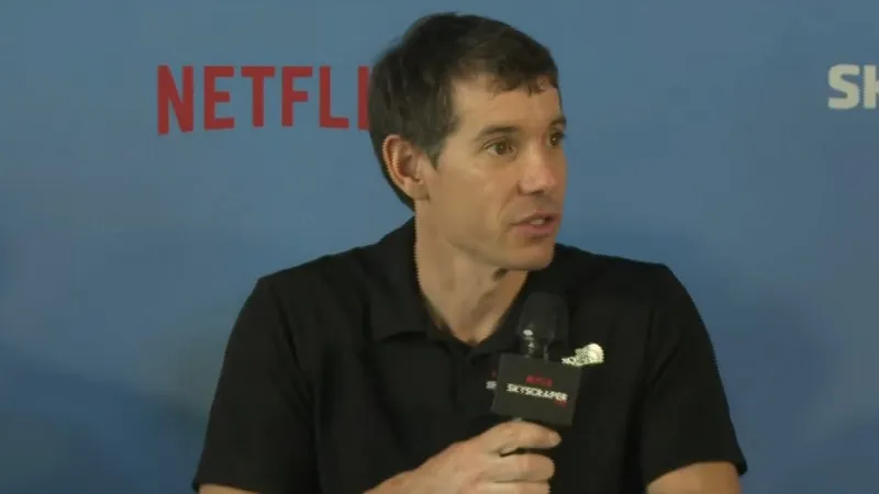 Скалолаз без страховки покорил самый высокий небоскреб Тайваня