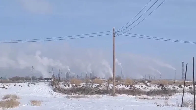 Жители Атырау пожаловались на резкий запах серы: что показали замеры