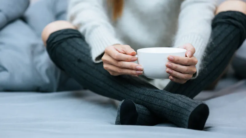 Холодные ноги – тревожный сигнал: на какие болезни может указывать симптом