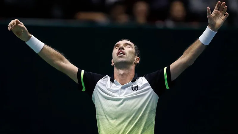 Легенда казахстанского тенниса устроил разгром на турнире в Португалии