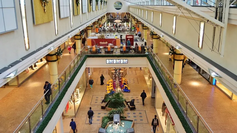 В ТРЦ Актау подростки жестоко избили девочку