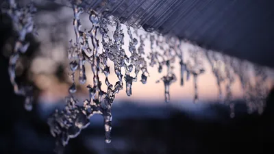 крыша, ледяные сосульки, фото - Новости Zakon.kz от 28.01.2026 11:02