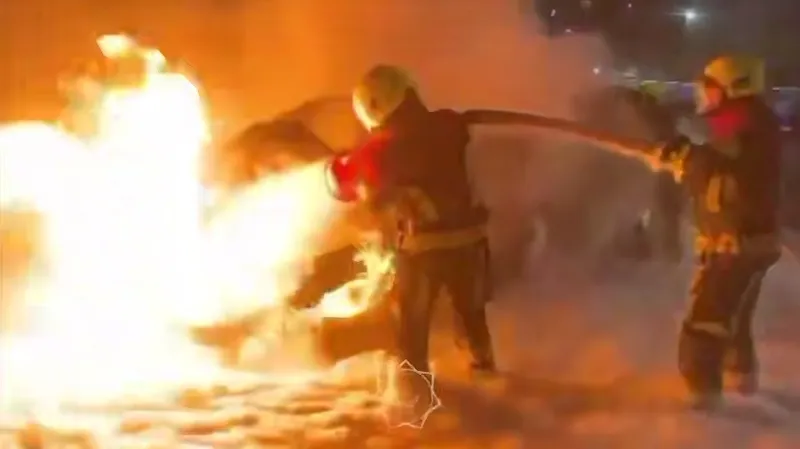 На оживленной улице в Астане во время движения вспыхнул автомобиль