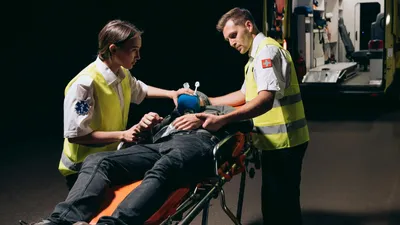 Носилки, карета скорой помощи, человек, фото - Новости Zakon.kz от 28.01.2026 08:20