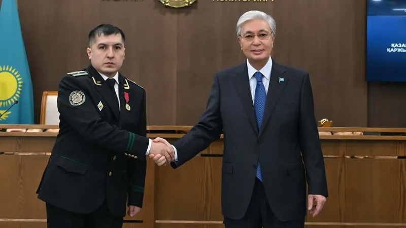 Токаев наградил команду АФМ за образцовую службу