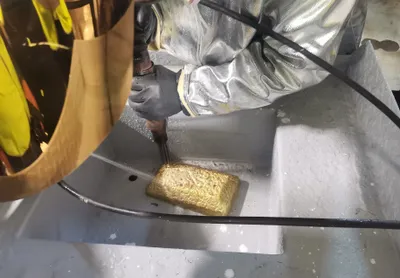 Слиток золота в цехе, фото - Новости Zakon.kz от 04.02.2026 11:41