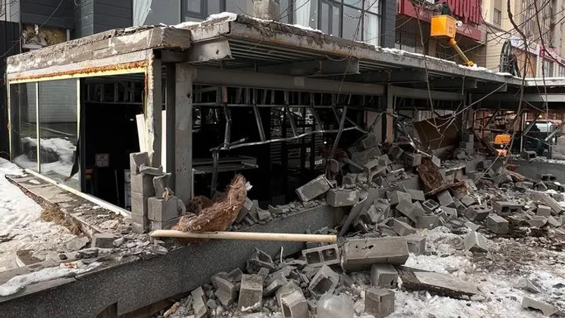 В Алматы снесли незаконную пристройку в микрорайоне Аксай-5