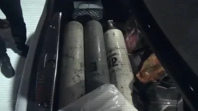 баллоны с веселящим газом в машине, фото - Новости Zakon.kz от 29.01.2026 09:28