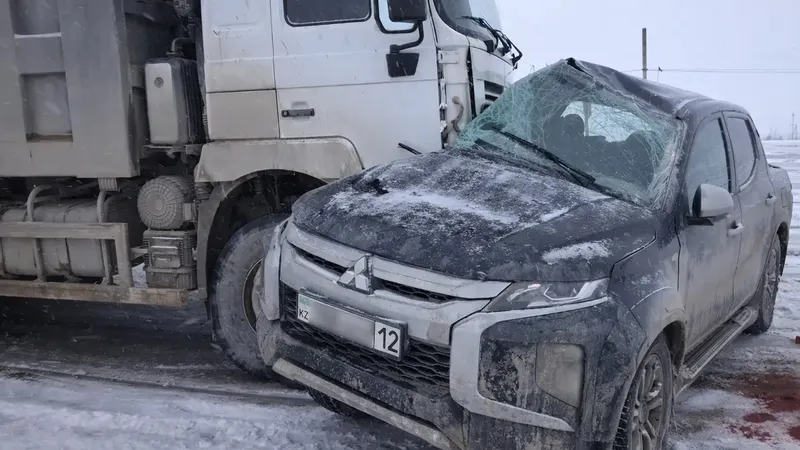 Смертельное лобовое столкновение грузовика и внедорожника произошло на трассе близ Жанаозена