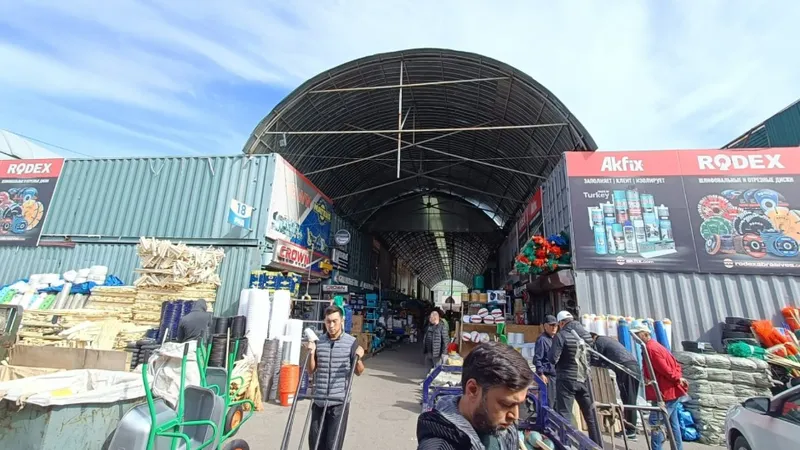 Бывший рынок Кайрата Сатыбалды на барахолке не хотят покупать: цену снизили уже на 4 млрд