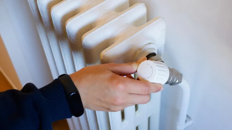 Плесень, холод и сырость: в Атырау жильцы замерзают в аварийном доме