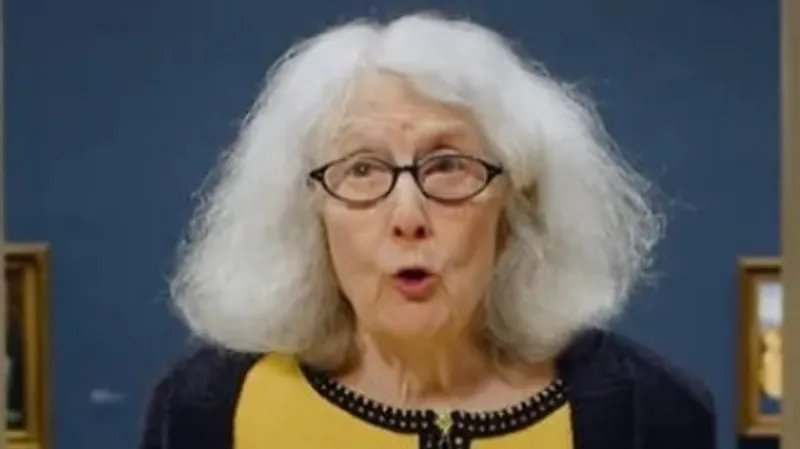 Пожилая сотрудница музея покорила соцсети, рассказывая об искусстве на сленге зумеров