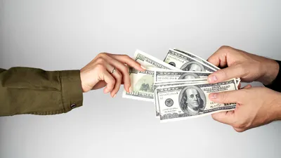 передача денег, фото - Новости Zakon.kz от 30.01.2026 15:02