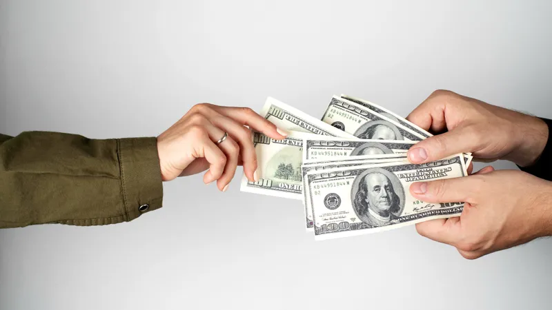 Жить в долг не запретишь: казахстанцы не боятся высоких процентов по кредитам