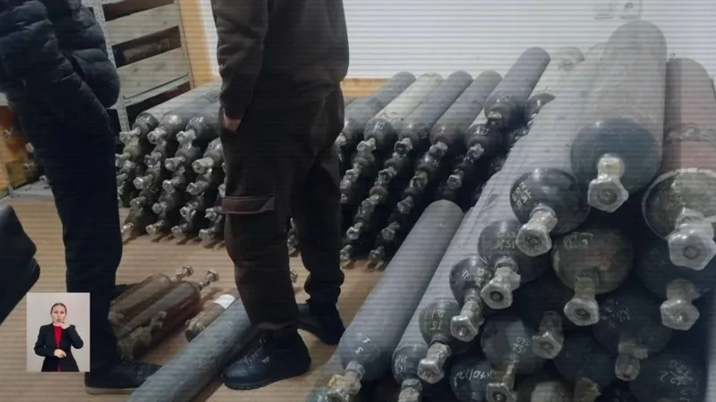 МВД накрыло склад с сотнями баллонов "веселящего газа" в Шымкенте