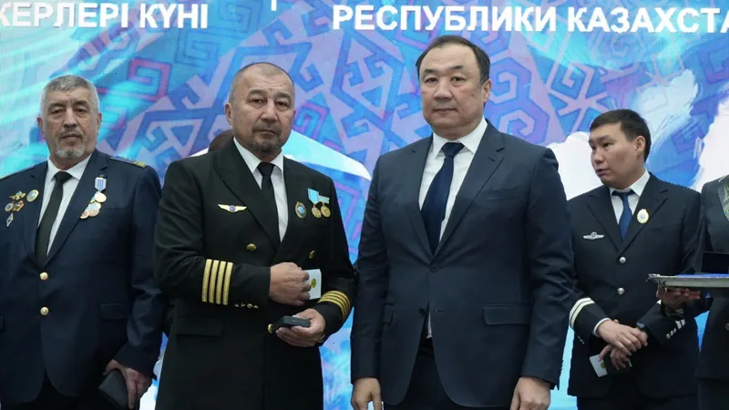 Пилот авиаотряда МЧС получил престижную награду "Құрметті авиатор"