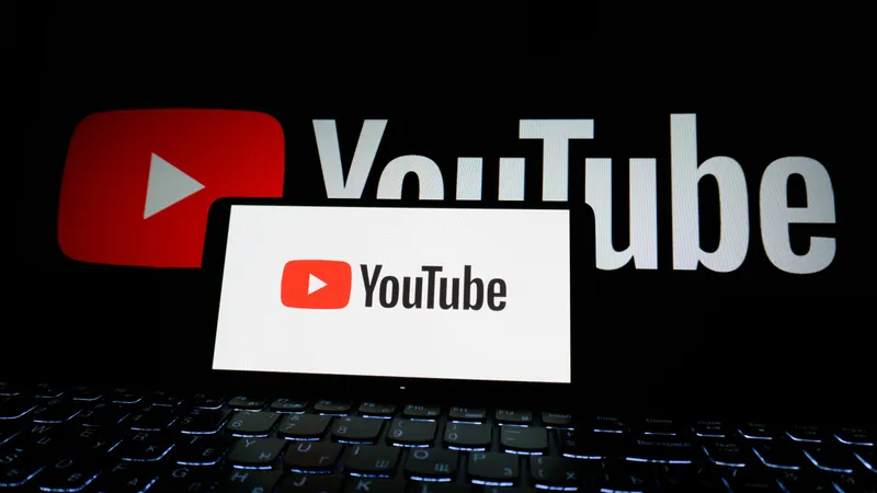 YouTube резко удалил каналы с миллионами подписчиков