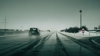 машина на дороге, туман, фото - Новости Zakon.kz от 30.01.2026 17:32