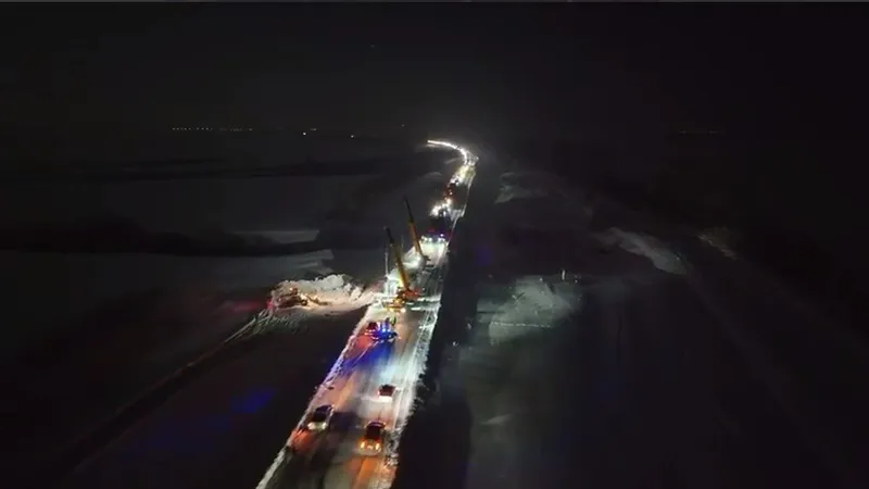 Спасательная операция на трассе в ВКО: грузовик иностранца съехал в кювет