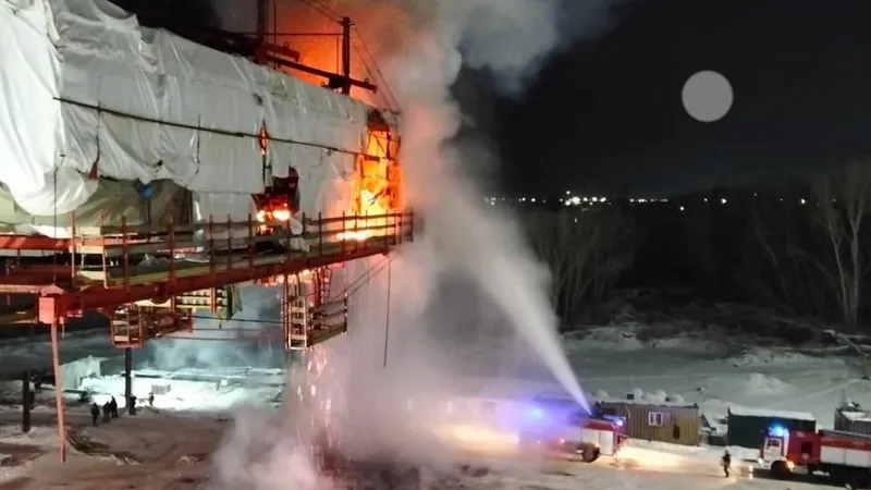 Открытым пламенем вспыхнул строящийся мост над Иртышом в Павлодаре