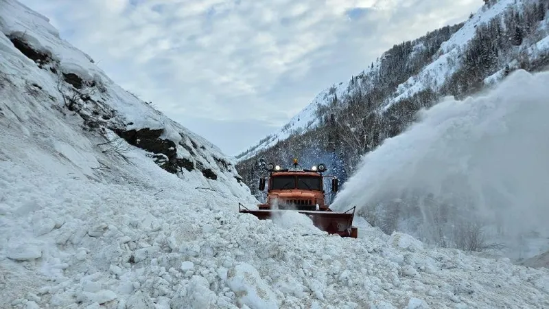 МЧС предупредило о повышенной лавинной опасности в горах Казахстана