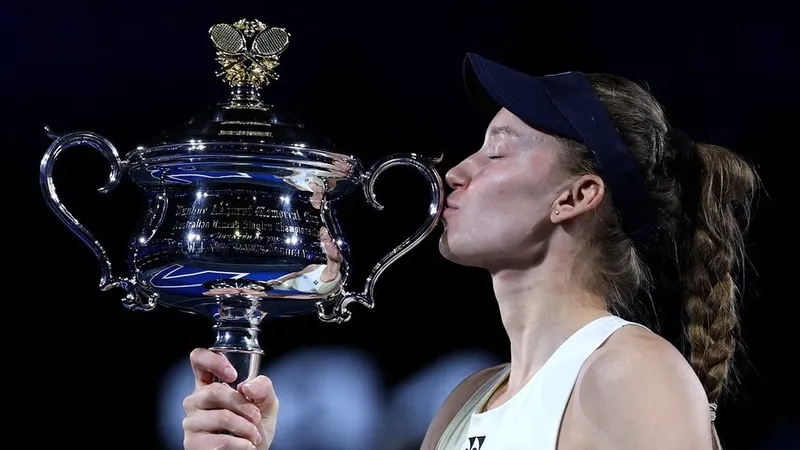 Елена Рыбакина впервые в карьере выиграла чемпионат Австралии по теннису