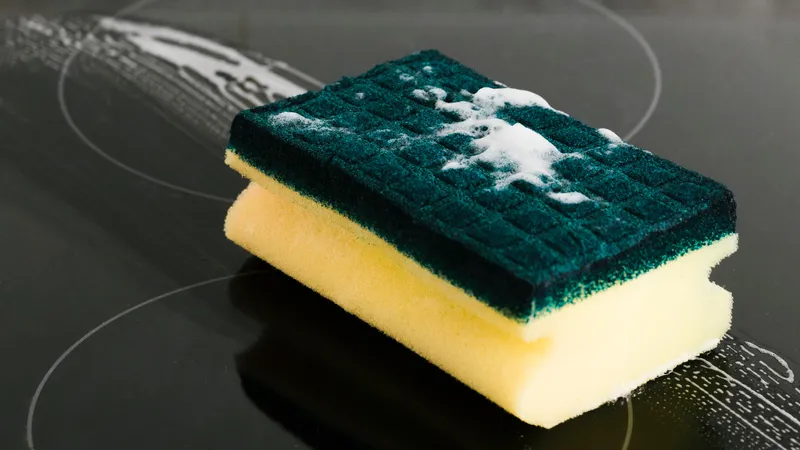 Раскрыта главная ошибка при использовании губок для мытья посуды