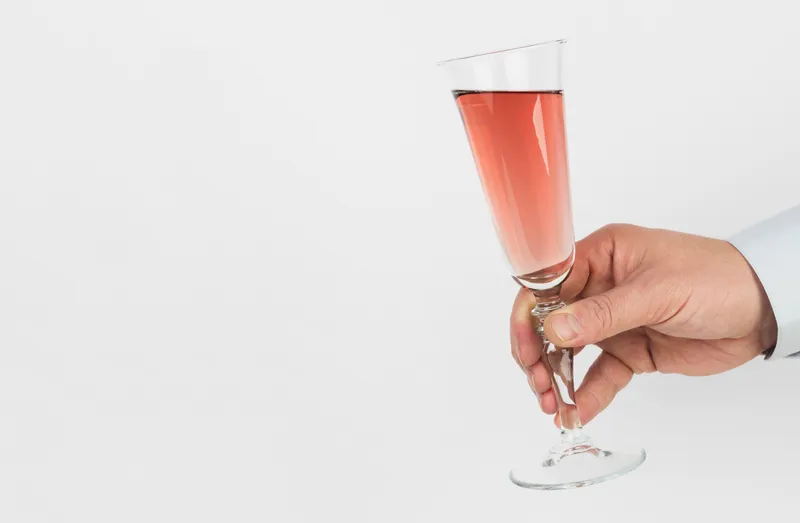 Эксперт объяснил, почему нельзя бороться с бессонницей алкоголем