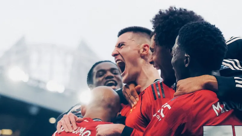 "Манчестер Юнайтед" в излюбленном стиле одержал третью победу подряд в АПЛ