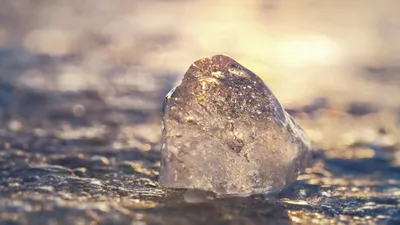 льдинка,  лучи солнца, фото - Новости Zakon.kz от 02.02.2026 09:37