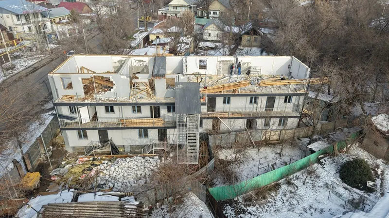 Этаж жилого дома снесли в Алматы