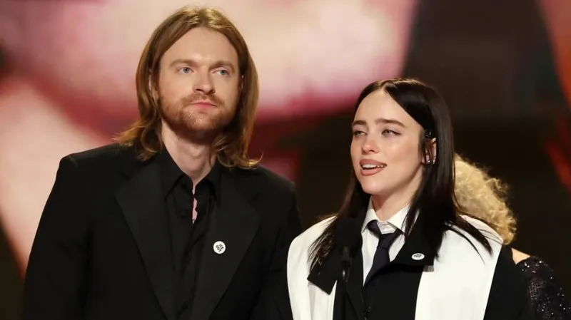 Билли Айлиш призывают вернуть роскошный особняк коренному племени Лос-Анджелеса