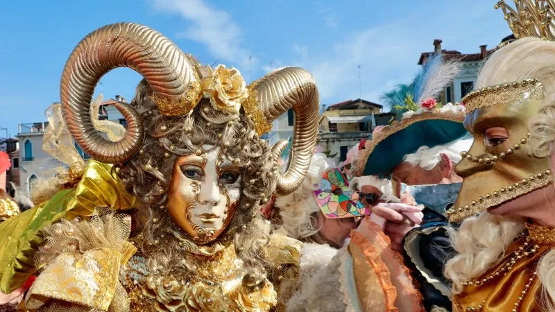 Карнавал проходит в Венеции