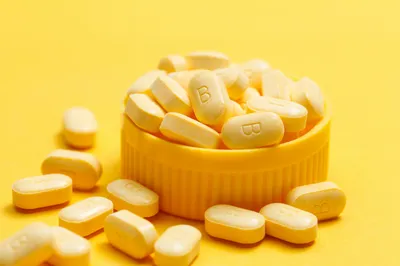 Витамины группы B лежат на столе, фото - Новости Zakon.kz от 04.02.2026 16:43