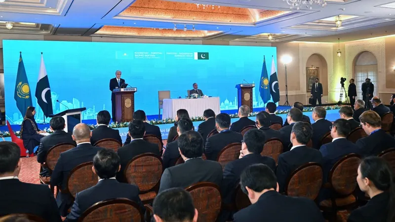 Более 30 соглашений на 200 млн долларов: итоги визита президента в Пакистан