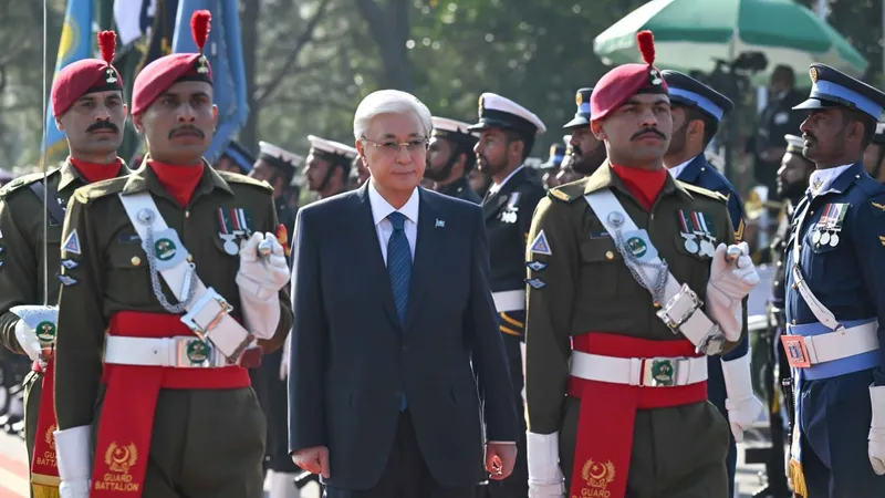 Токаев посадил дерево в Пакистане