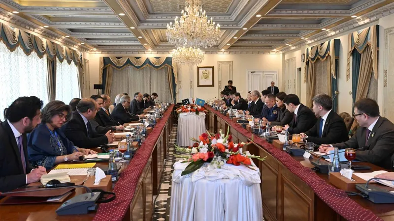 Токаев пригласил премьер-министра Пакистана в Казахстан