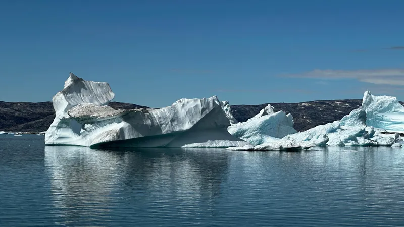 К берегу Крыма приплыл 7-километровый айсберг