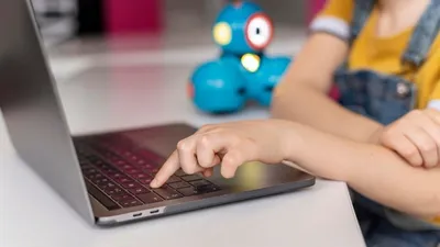 школьников в пятницу отправили на дистанционку, фото - Новости Zakon.kz от 05.02.2026 22:16