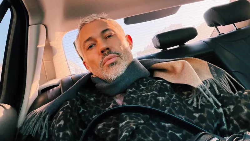 Тренчи, плащи, куртки: стилист рассказал, что и как носить весной 2026 года