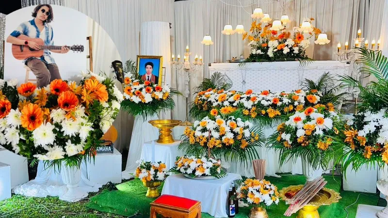 Поминки с фестивалем еды перепутали туристы в Таиланде