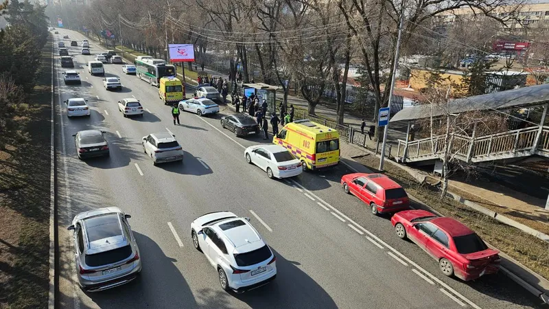 "Остановилось сердце": массовое ДТП произошло на крупном проспекте в Алматы
