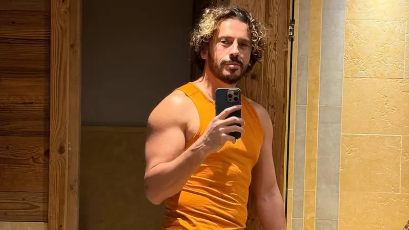 "Костюм покупал, лыжи надевал": Максим Галкин обиделся на обвинения в ИИ