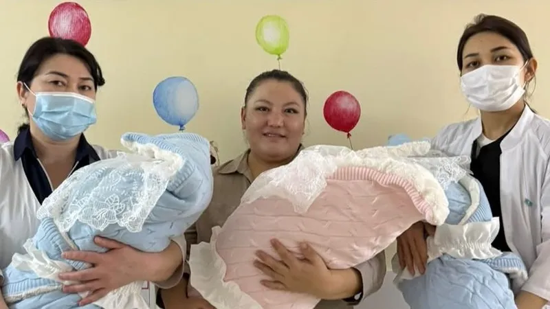 После упорной борьбы за жизнь тройняшки из Шымкента поехали домой к своим братьям и сестрам