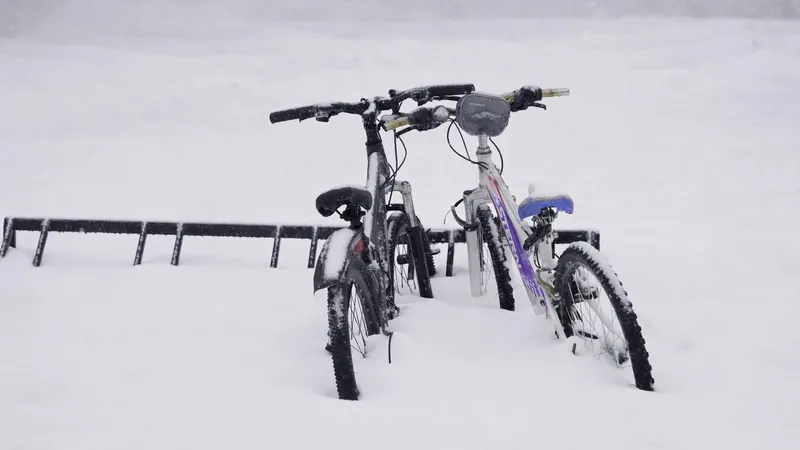 Астану снова заметает снегом: отменены занятия, рейсы задерживаются, город стоит в пробках