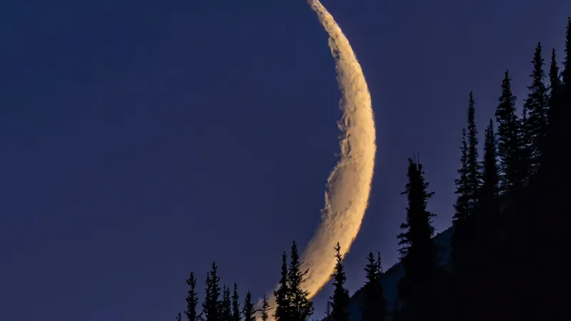 Популярный фотограф из Алматы снял редкий лунный серп над горами и восхитил Казнет