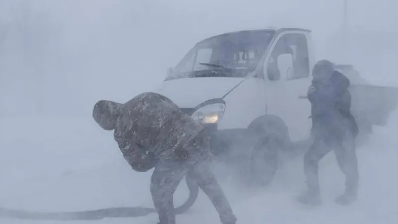 Почти 100 человек эвакуировали спасатели из снежных заносов за неделю
