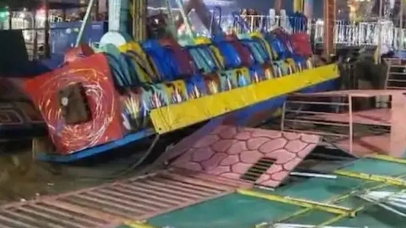 Парковый аттракцион с людьми рухнул в Индии