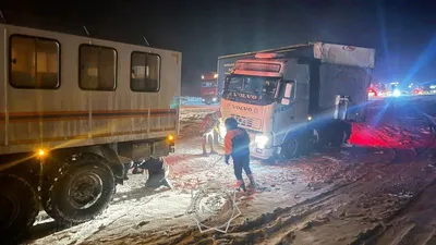 На перевале Кордай десятки легковых и грузовых автомобилей застряли в снегу